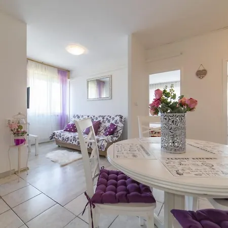 Strawberry Apartment *