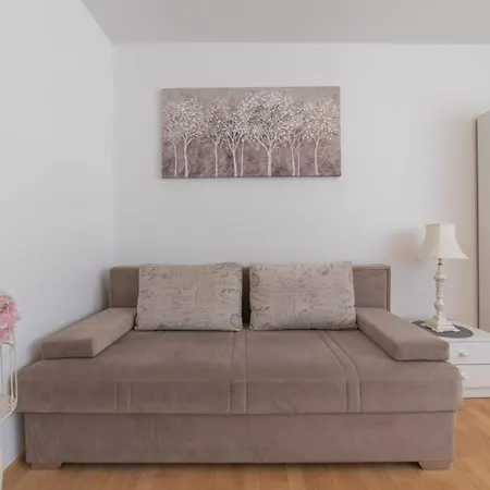 Apartment Strawberry Split