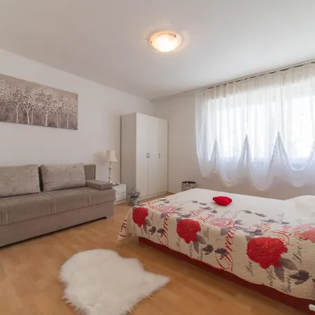 Strawberry Apartment *