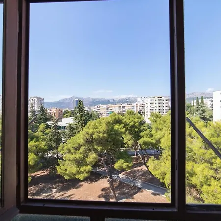Strawberry Apartment Split